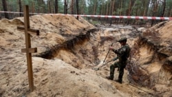 "Брата нашли в подвале". Родственники погибших и официальные лица рассказывают о ходе эксгумации и опознаний в Изюме