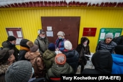 Родственники административно арестованных после массовых протестов в Москве возле ЦВСИГ в Сахарове, 4 февраля 2021 года. Фото: EPA-EFE