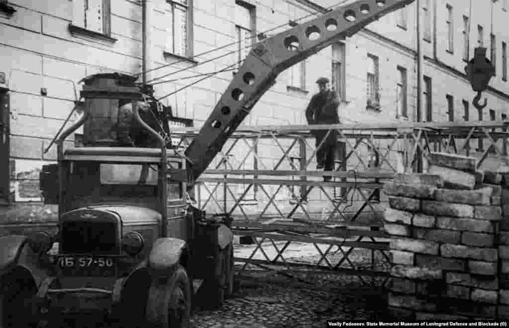 Василий Федосеев. Строительство оборонительных сооружений на набережной реки Фонтанки у Калинкина моста 18 сентября 1941 года